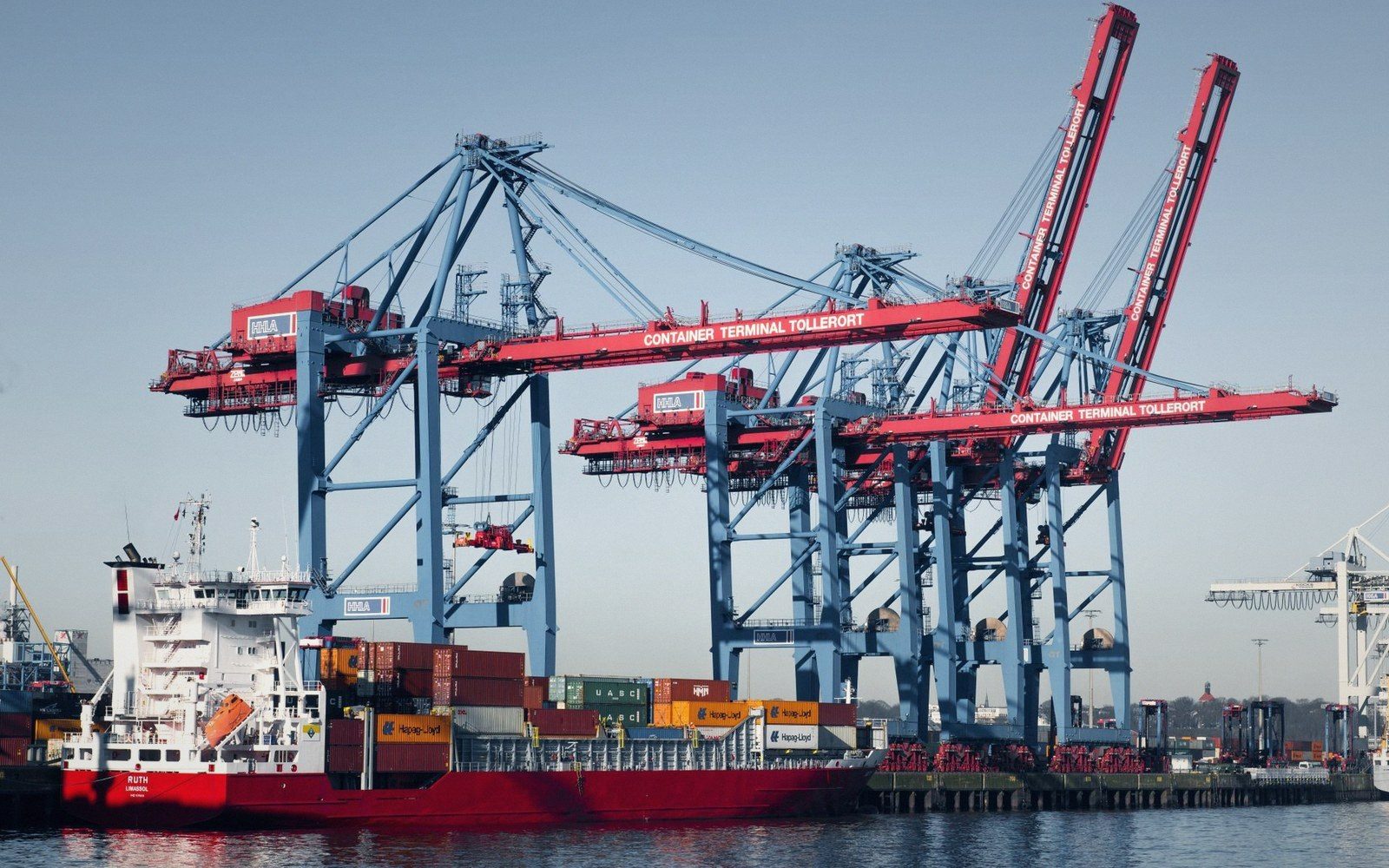 Gantry cranes loading containers onto a ship at Container Terminal Tollerort